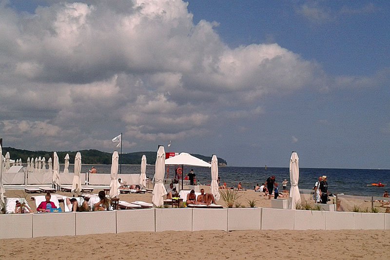 Sopot mimo zalewającej go tandety wciąż stara się być kurortem z prawdziwego zdarzenia.