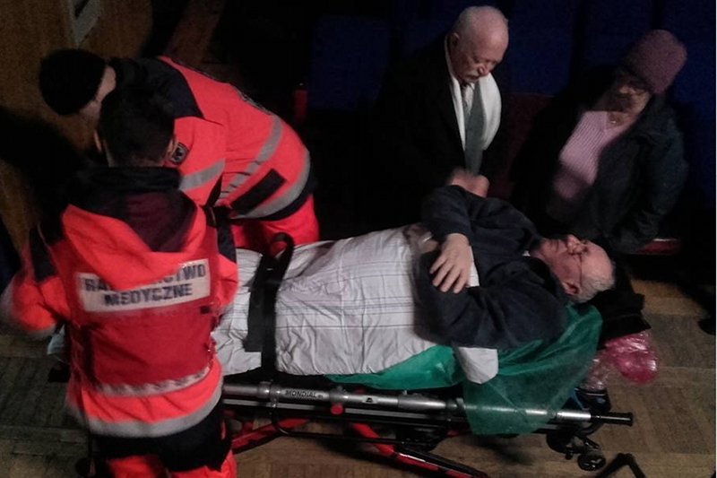 Zdesperowani mieszkańcy Dobrzenia Wielkiego rozpoczęli głodówkę. Jeden z nich trafił do szpitala.