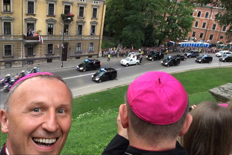 Biskup Marek Solarczyk to absolutna gwiazda mediów społecznościowych podczas Światowych Dni Młodzieży.