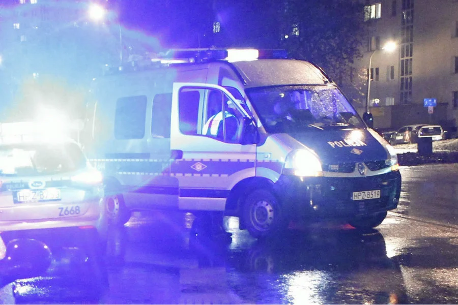 18-latek wyskoczył z 18. piętra wieżowca przy ul. Świętokrzyskiej w Warszawie. Zginął na miejscu.