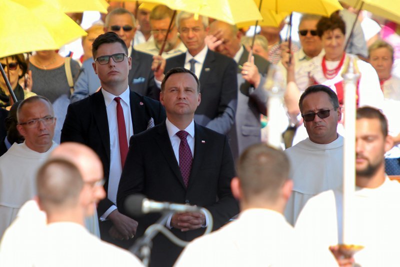 Może opinia rozmodlonych frankowiczów skłoni Andrzej Dudę na  spuszczenie wzroku na bardziej przyziemnie sprawy. Zadłużeni liczą na jego interwencję.