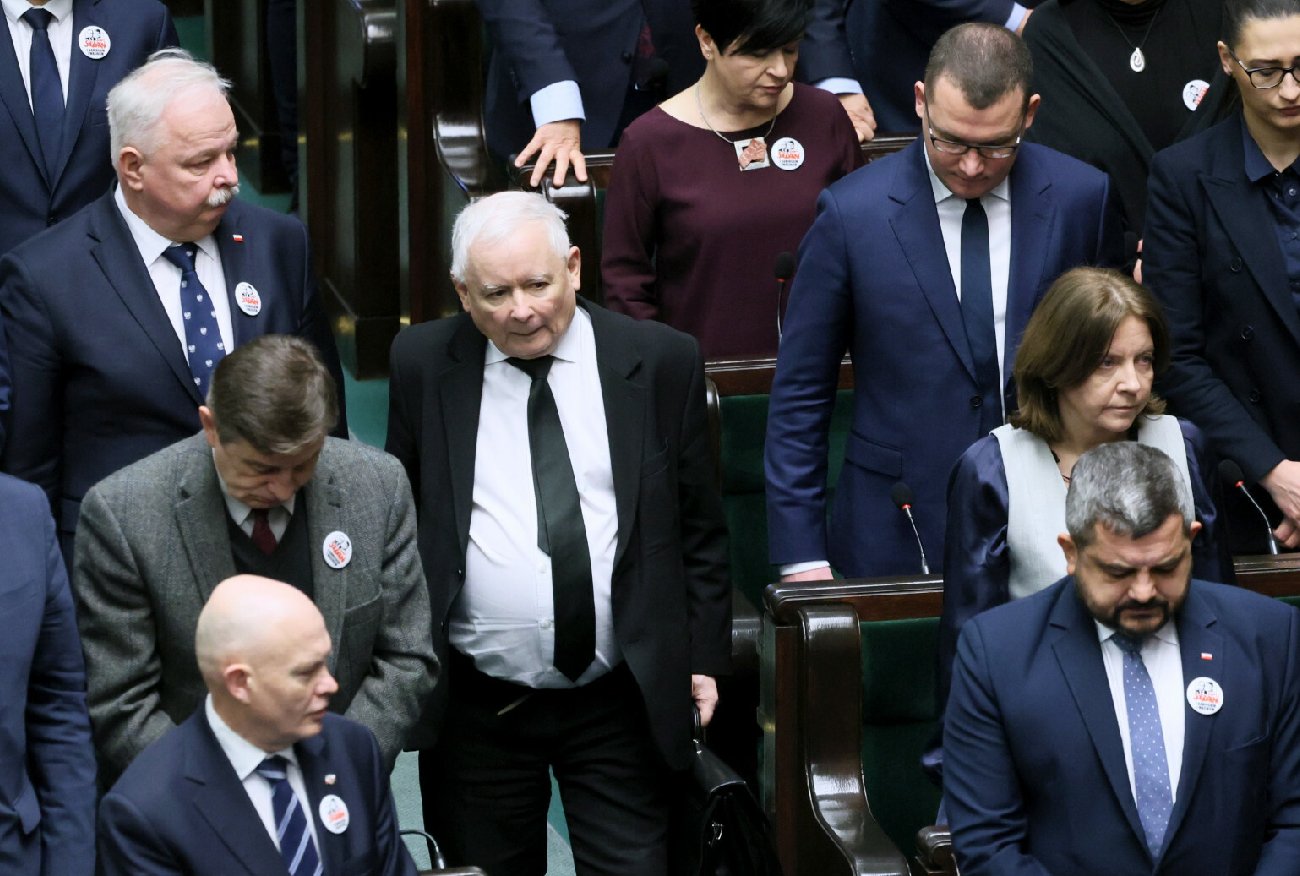 On jeden nie wstał do hymnu. Ważny minister zignorował zabieg Kaczyńskiego.