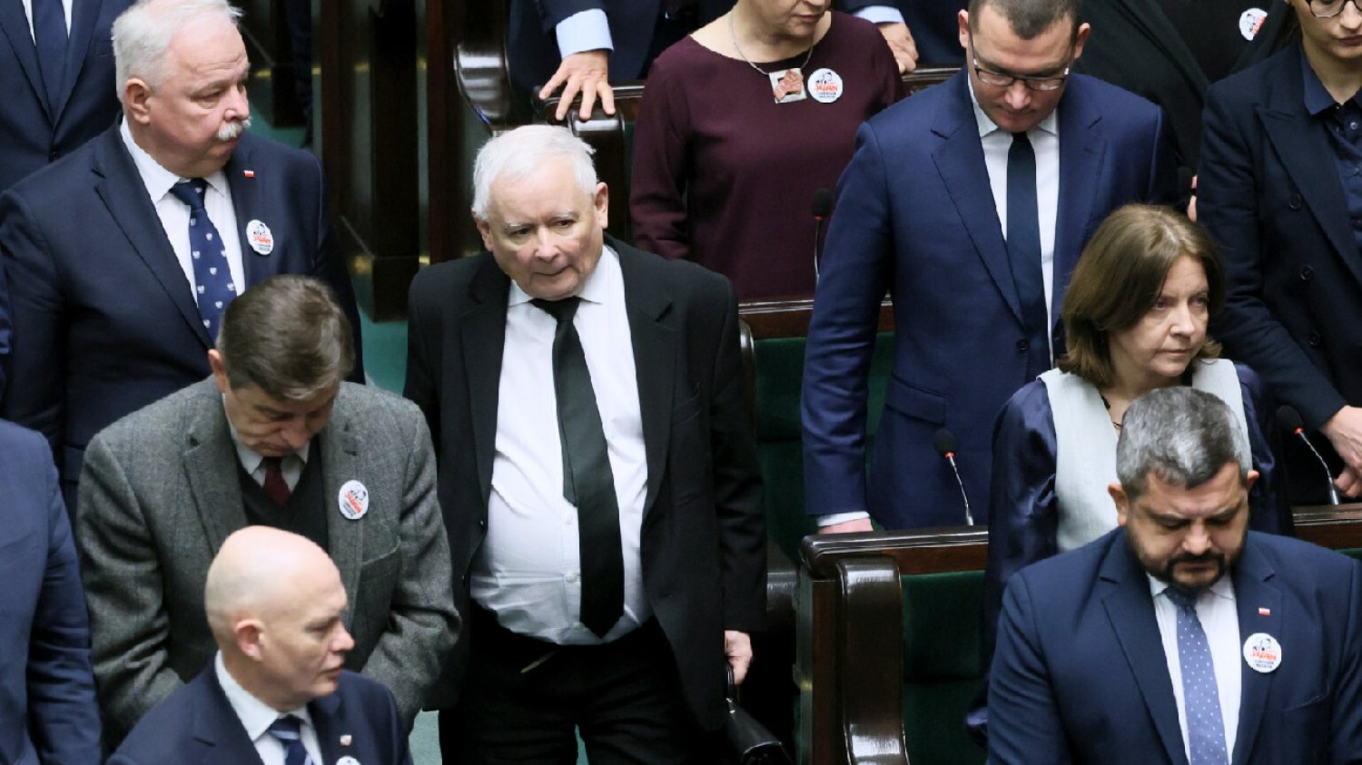 On jeden nie wstał do hymnu. Ważny minister zignorował zabieg Kaczyńskiego.