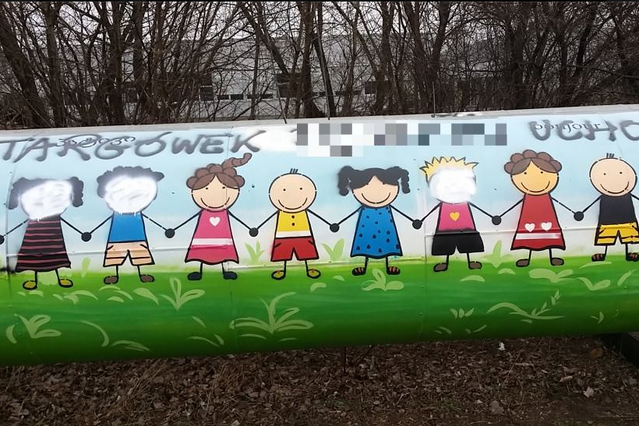 Wszystkie dzieci białe są na muralu, który został zniszczony przez rasistów, bo promował integrację społeczną.