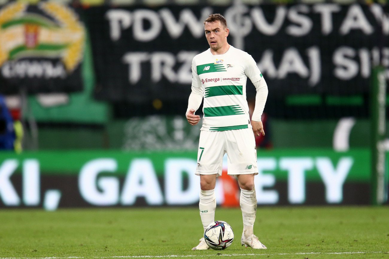 Maciej Gajos otworzył wynik niedzielnego hitu w Gdańsku. Pomocnik popisał się pięknym strzałem z rzutu wolnego.