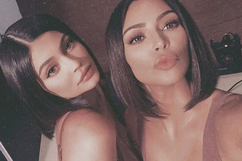 Kim Kardashian i Kylie Jenner pokochały efekt szklanych włosów