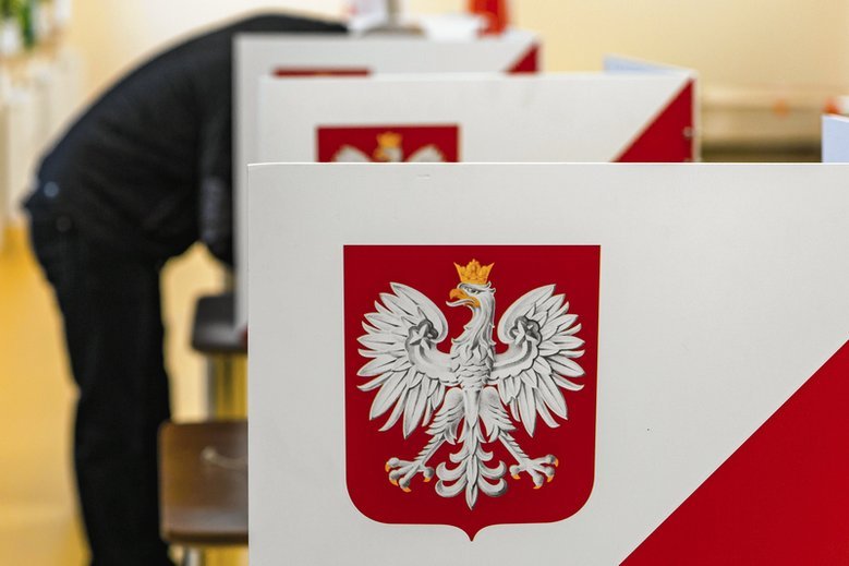 Czym różni się exit poll od late poll?