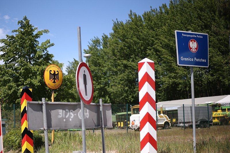 Jak wygląda sytuacja epidemiczna w Niemczech? Szczegółowe statystyki wskazują, że za zachodnią granicą z COVID-19 radzą sobie lepiej niż Polacy.