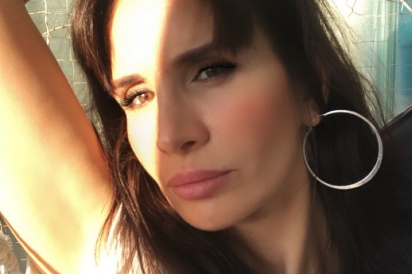 Viola Kolakowska jest orędowniczką wielu spiskowych teorii.