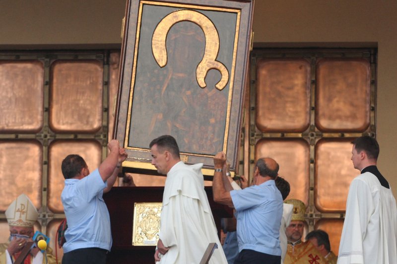 Kilku radnych Piotrkowa Trybunalskiego chce zawierzyć miasto Matce Bożej. Zdziwieni są nawet duchowni. Na zdjęciu peregrynacja obrazu Maryi w Piotrkowie w 2009 r.