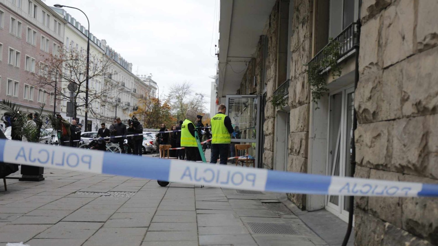 Krzysztof B. zatrzymany. 44-latek jest podejrzany o atak na biuro PO Policja przed siedzibą PO w Warszawie.