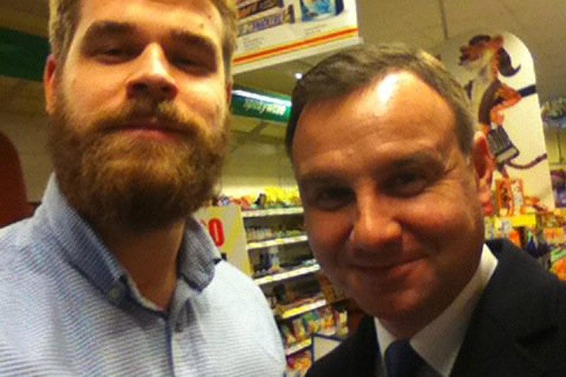 Andrzej Duda w osiedlowym sklepie. Chętnie zrobił sobie selfie z mieszkańcem Krakowa.