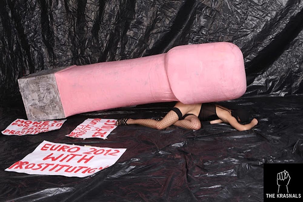 The Krasnals. "Polka przygnieciona Euro-fiutem 2012 / tribute to Maurizio Cattelan "La nona ora". 2012