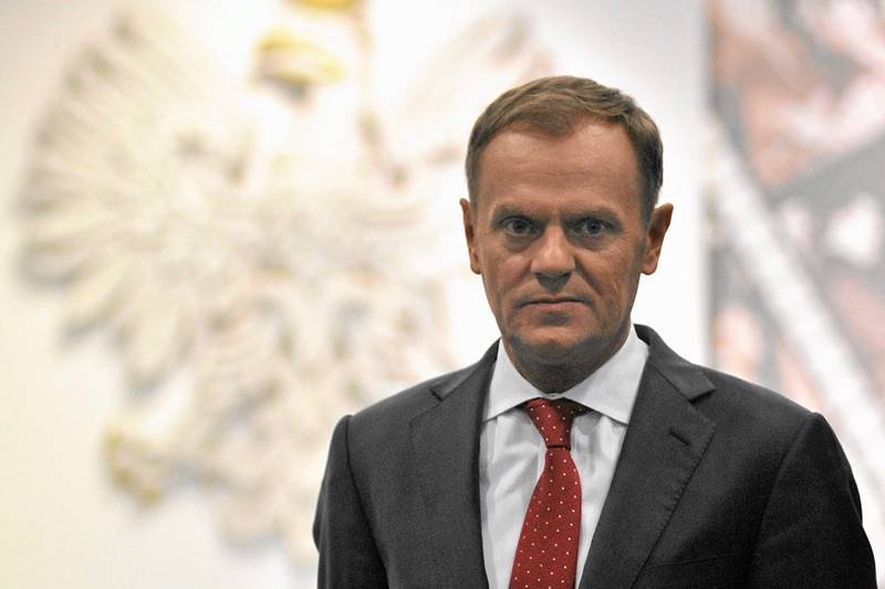 Donald Tusk powinien zarabiać więcej?