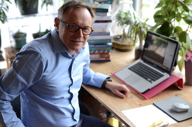 Michał Sporoń to nauczyciel języka polskiego na którego doniosła do kuratorium posłanka Barbara Dziuk (PiS). W ramach Strajku Kobiet polonista i jednocześnie radny powiatu zapalił znicz przed jej biurem.