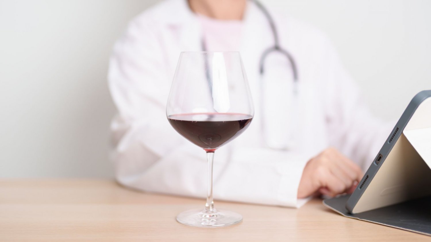 Alkohol kradnie zdrowie mocniej niż zła dieta. Wątroba jest tylko wstępem