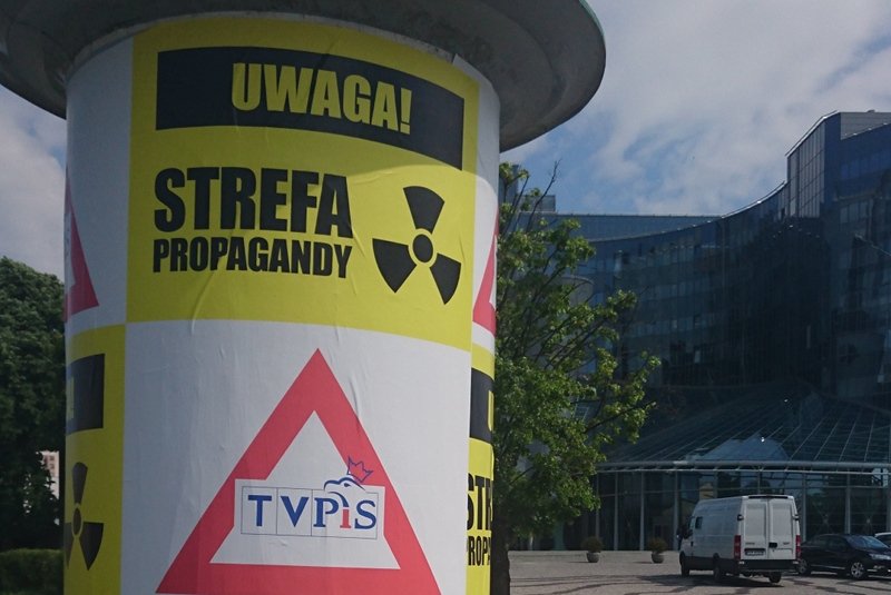 Oskarżenia o upartyjnienie mediów publicznych padały już wielokrotnie. Teraz doszło do nietypowej akcji plakatowej pod oknami TVP.