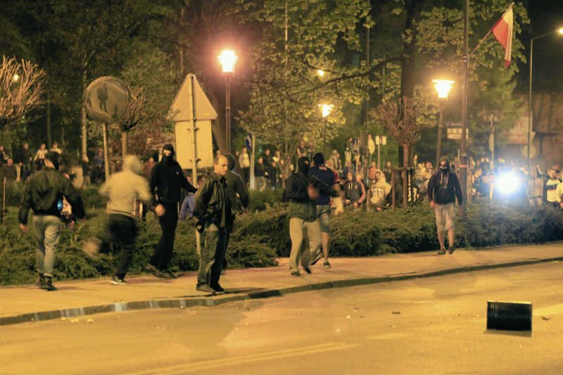 W nocy z niedzieli na poniedziałek w Knurowie znowu wybuchły zamieszki.