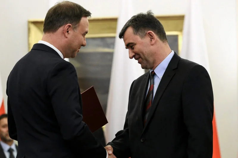 Rok 2015, prof. Przyłębski odbiera z rąk prezydenta Dudy nominację do Narodowej Rady Rozwoju.