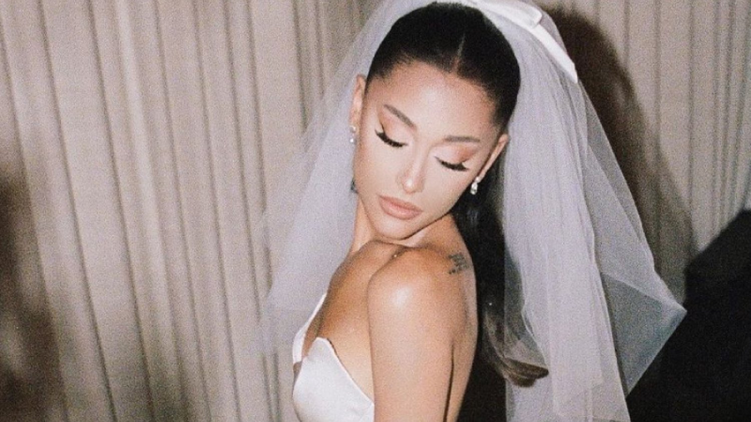 Ariana Grande chwali się sesją ślubną! 15 maja poślubiła Daltona Gomeza