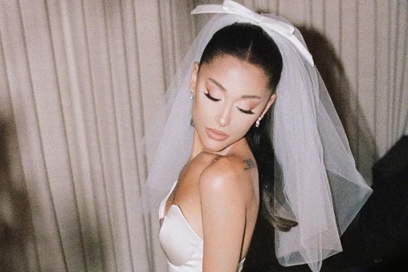 Ariana Grande chwali się sesją ślubną! 15 maja poślubiła Daltona Gomeza