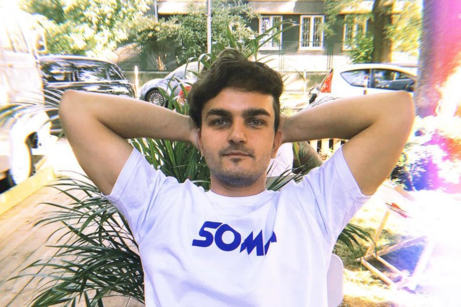 Czarek Jóźwik z Abstrachuje zupełnie nie jest do siebie podobny na swojej najnowszej okładce