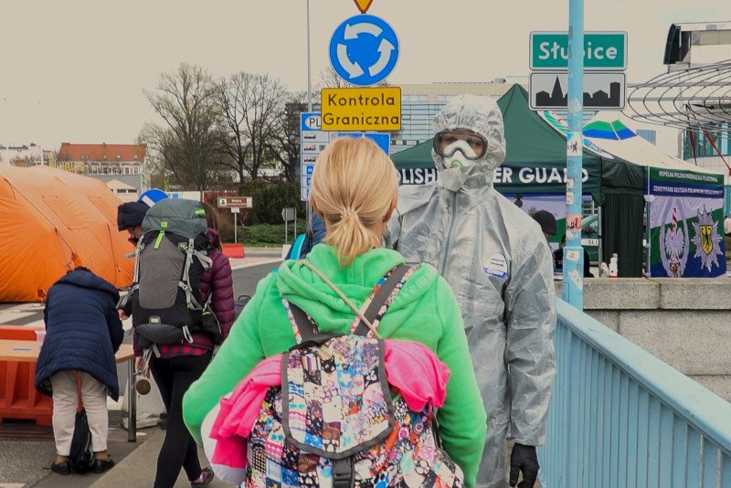 Autorzy bloga "Szalone Walizki" opowiedzieli, jak naprawdę wyglądają procedury bezpieczeństwa na granicy.