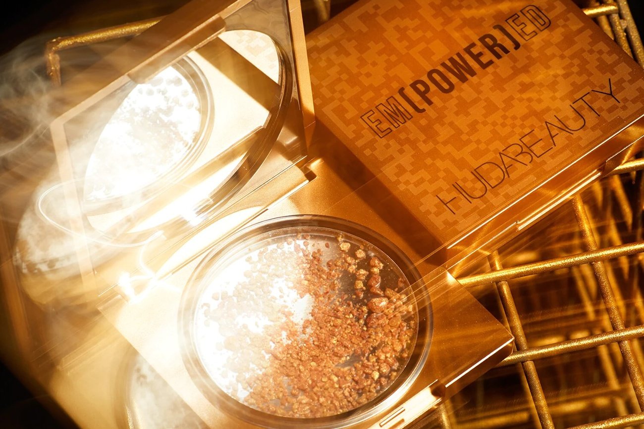 Sephora, jedna z największych na świecie sieci perfumerii, przygotowała bogatą ofertę świąteczną dla poszukiwaczy prezentów. Świąteczne propozycje obejmują zarówno drobne kosmetyki i akcesoria, jak i bardziej rozbudowane zestawy kosmetyczne