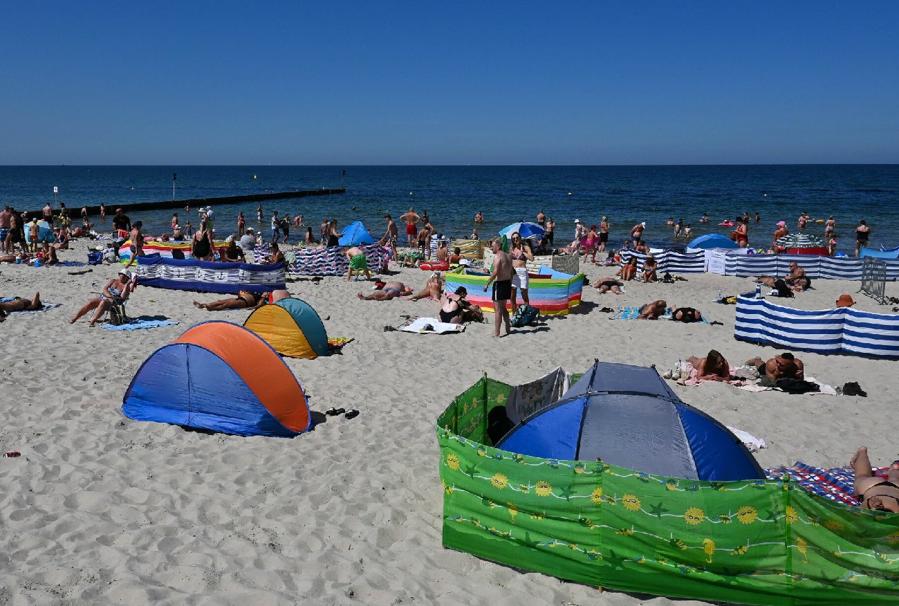 Koniec turystycznego dramatu nad Bałtykiem. Te grupy turystów wypełniają polskie plaże.