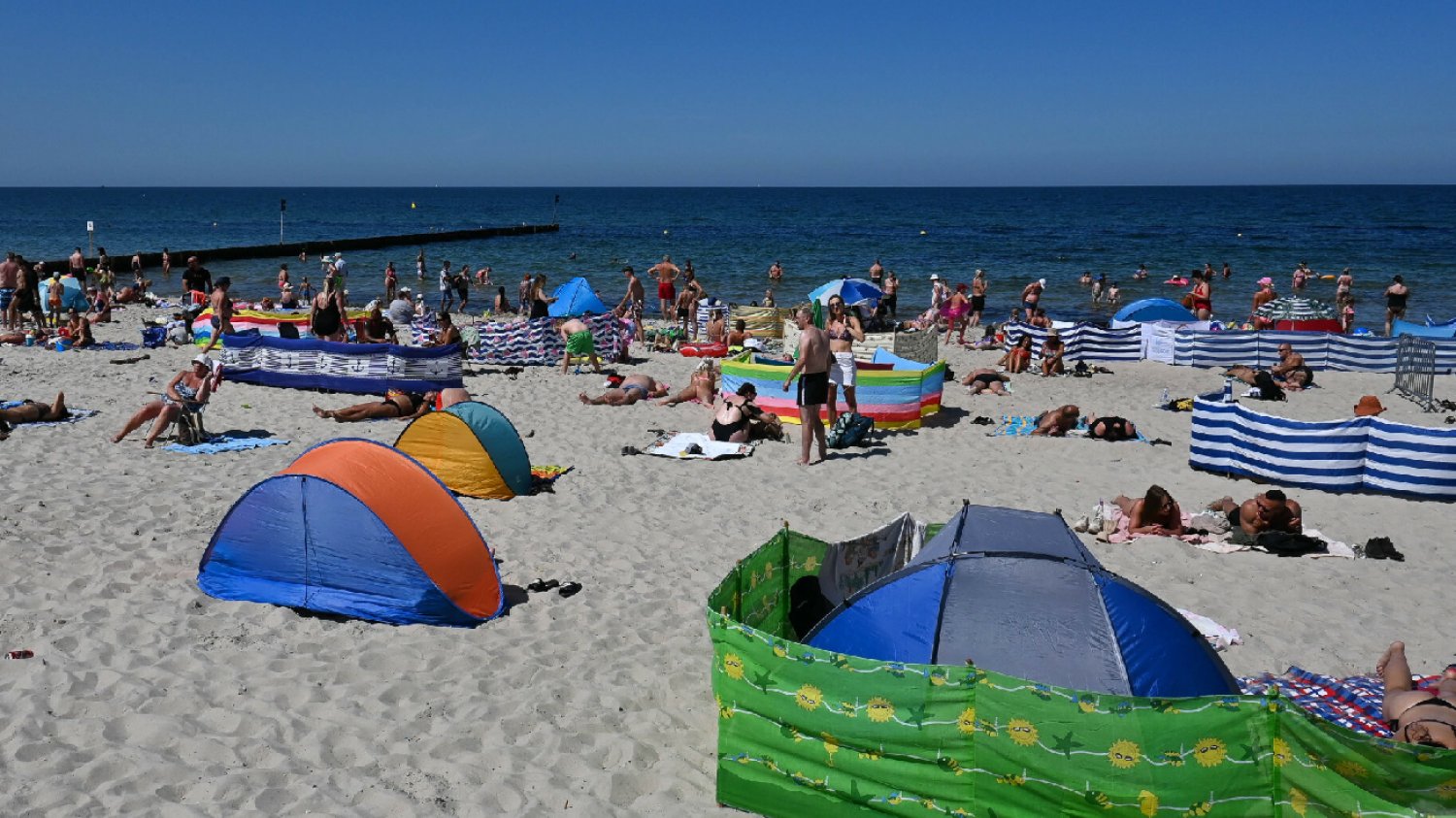Koniec turystycznego dramatu nad Bałtykiem. Te grupy turystów wypełniają polskie plaże.