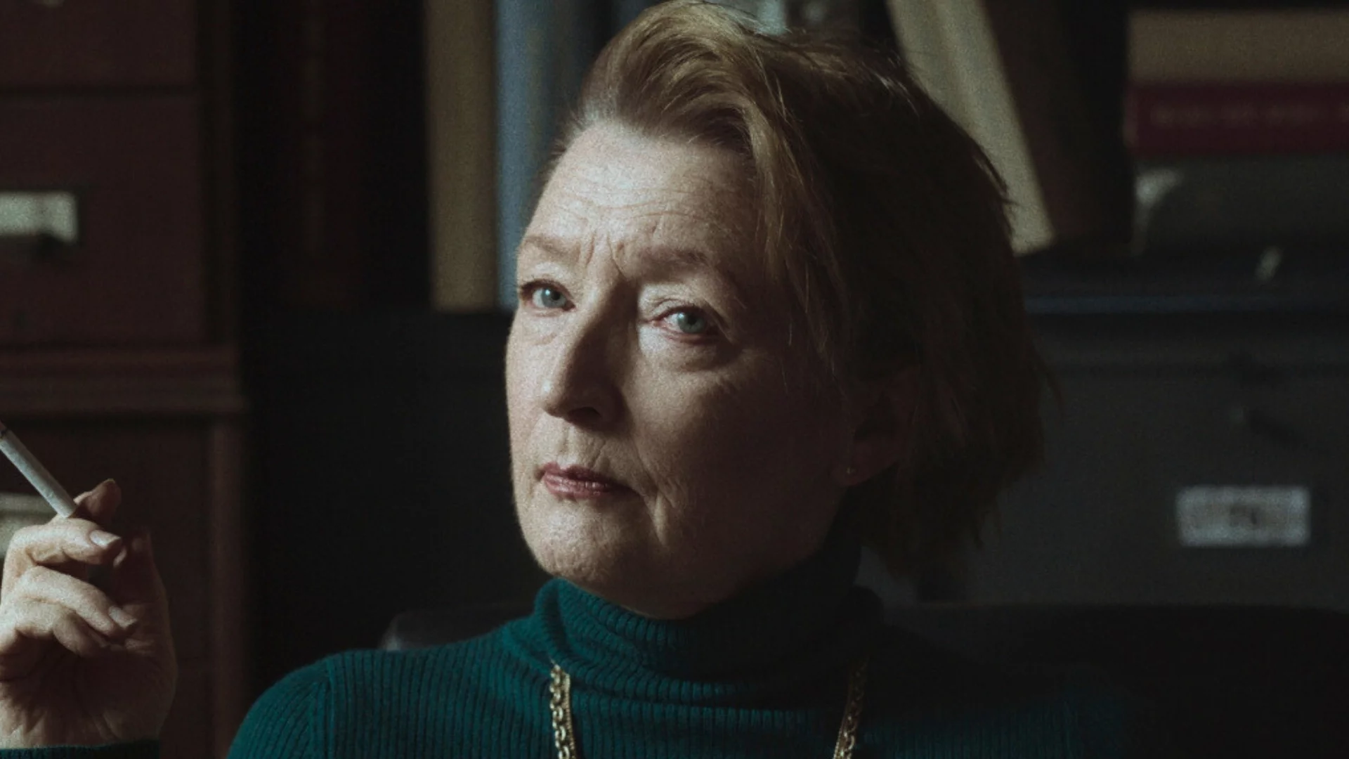 Lesley Manville w filmie "Zima pod znakiem Wrony"