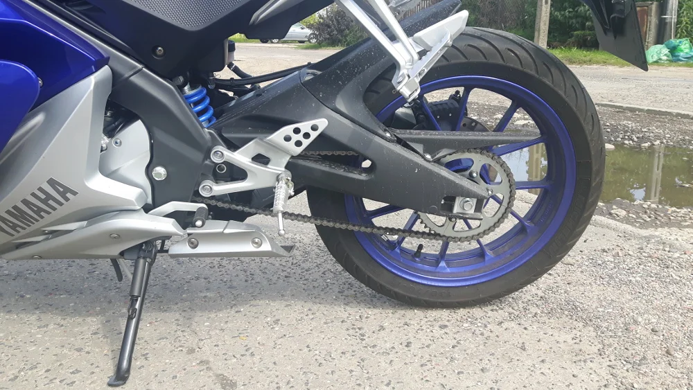 Trochę brakuje centralnej podstawki, Yamaha ma tylko boczną stopkę.