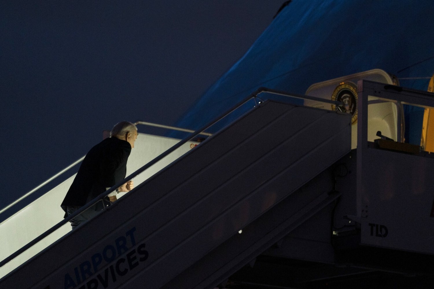 Joe Biden potknął się na schodach Air Force One.