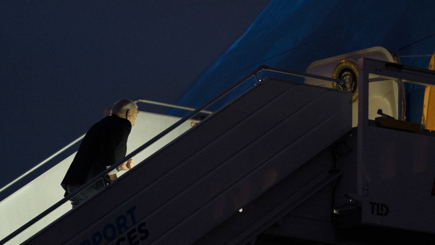 Joe Biden potknął się na schodach Air Force One.