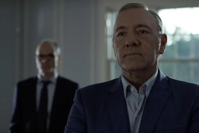 Doug stoi w cieniu Franka, jednak jest mu oddany, jak nigdy. Scena z konfrontacji małżonków.