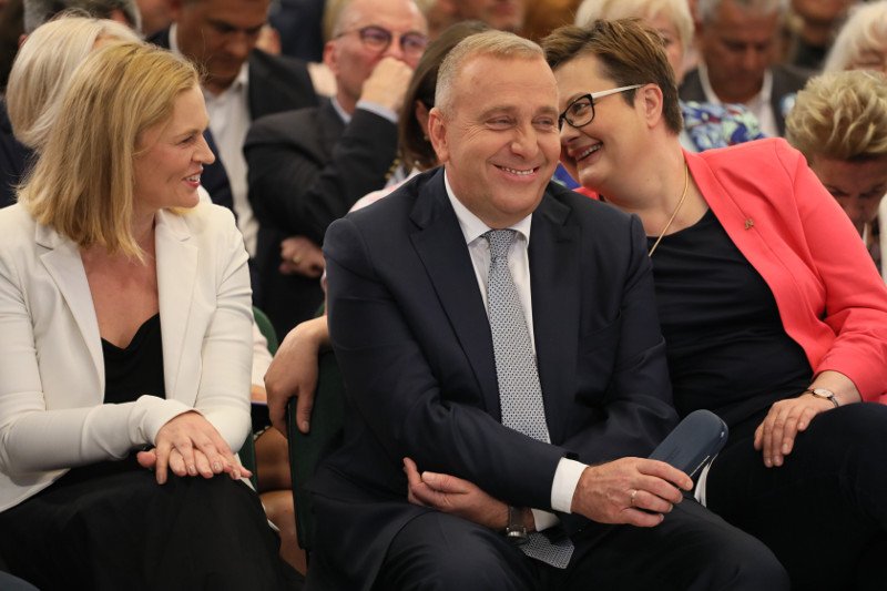 Grzegorz Schetyna ogłosił we wtorek "jedynki". Lider KO wystartuje w Warszawie, Katarzyna Lubnauer także, tylko z drugiego miejsca, Barbara Nowacka otworzy listę w Gdyni.