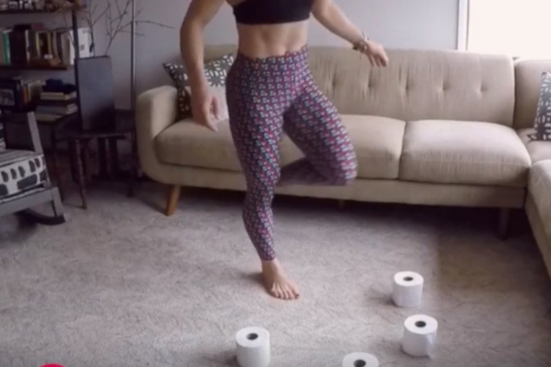 Trenerka udowadnia, że ćwiczenia w domu nie są niczym skomplikowanym.