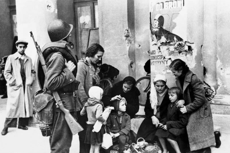 Żołnierz Wojska Polskiego i cywile we wrześniu 1939 roku w Warszawie