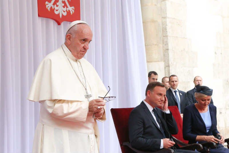 Wizyta papieża Franciszka pełna była błędów protokolarnych.
