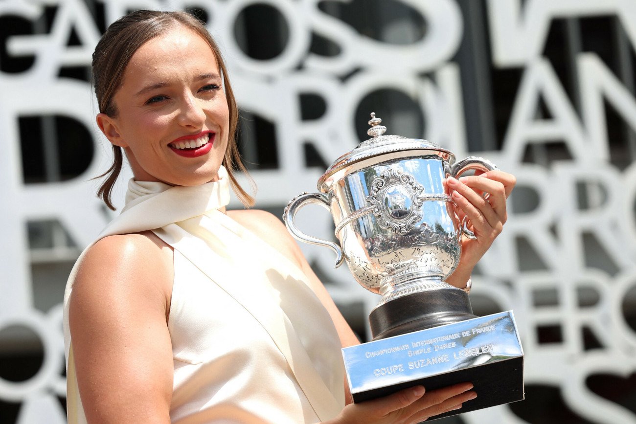 Sesja Igi Świątek z pucharem.