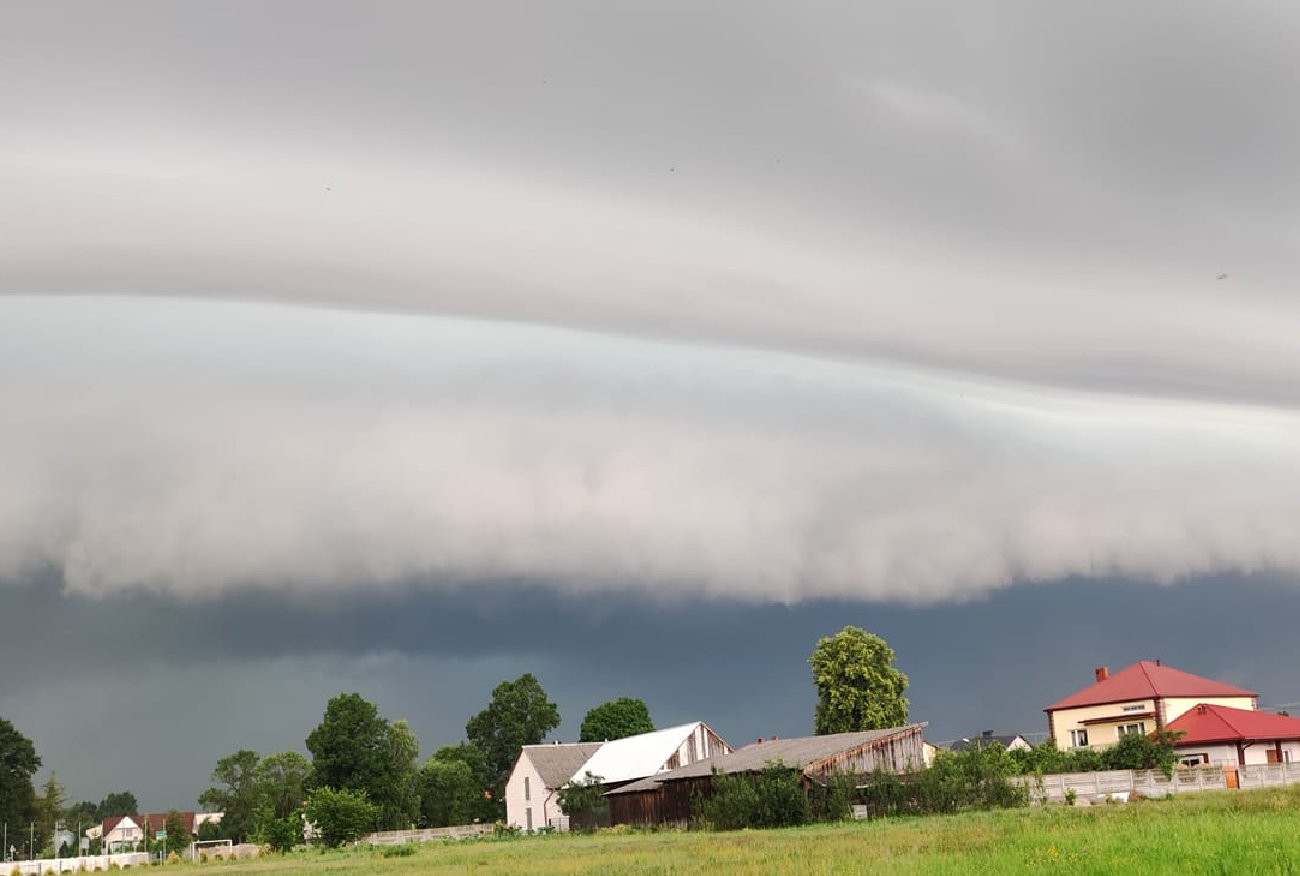Wały szkwałowe na niebie nad Polską. Wiemy, co oznacza to zjawisko.