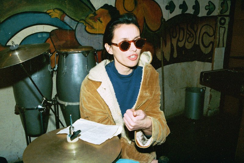 "Przekrój" udostępnił archiwalną okładkę z lat 70., na którym pojawiła się Kora wraz ze swoim synem.