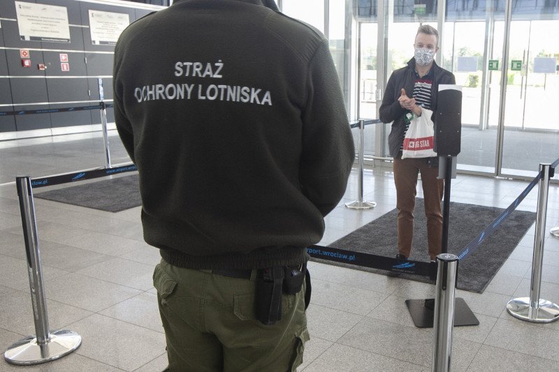 Czy PiS wprowadzi obowiązkową kwarantannę dla osób wracających z wakacji za granicą?