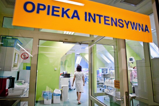 Wiceminister Cezary Cieślukowski podkreśla, że podawanie znieczulenia rodzącym "nie powinno być powszechne"