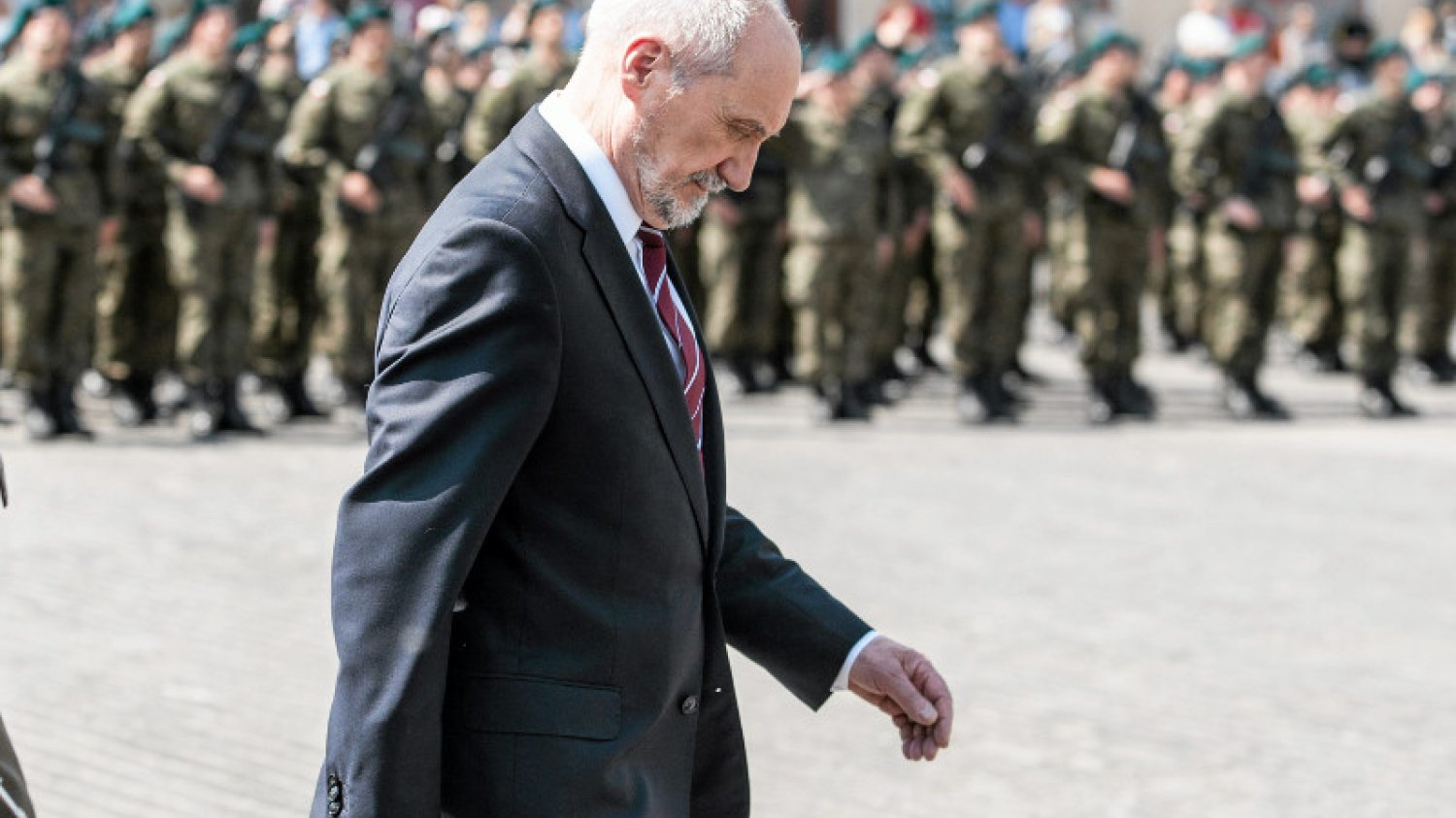 Ani jednego realnego ochotnika. Kompletna porażka, jeśli chodzi o udział terytorialsów Macierewicza w manewrach Dragon – informuje TVN 24. Na zdjęciu – minister Antoni Macierewicz na zaprzysiężeniu brygady OT w Lublinie.