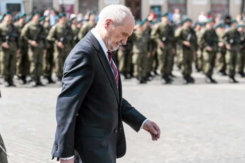 Ani jednego realnego ochotnika. Kompletna porażka, jeśli chodzi o udział terytorialsów Macierewicza w manewrach Dragon – informuje TVN 24. Na zdjęciu – minister Antoni Macierewicz na zaprzysiężeniu brygady OT w Lublinie.