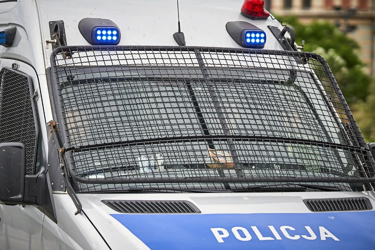 Podpalone ciało na drodze. Nieoficjalnie: w sprawie zatrzymano księdza