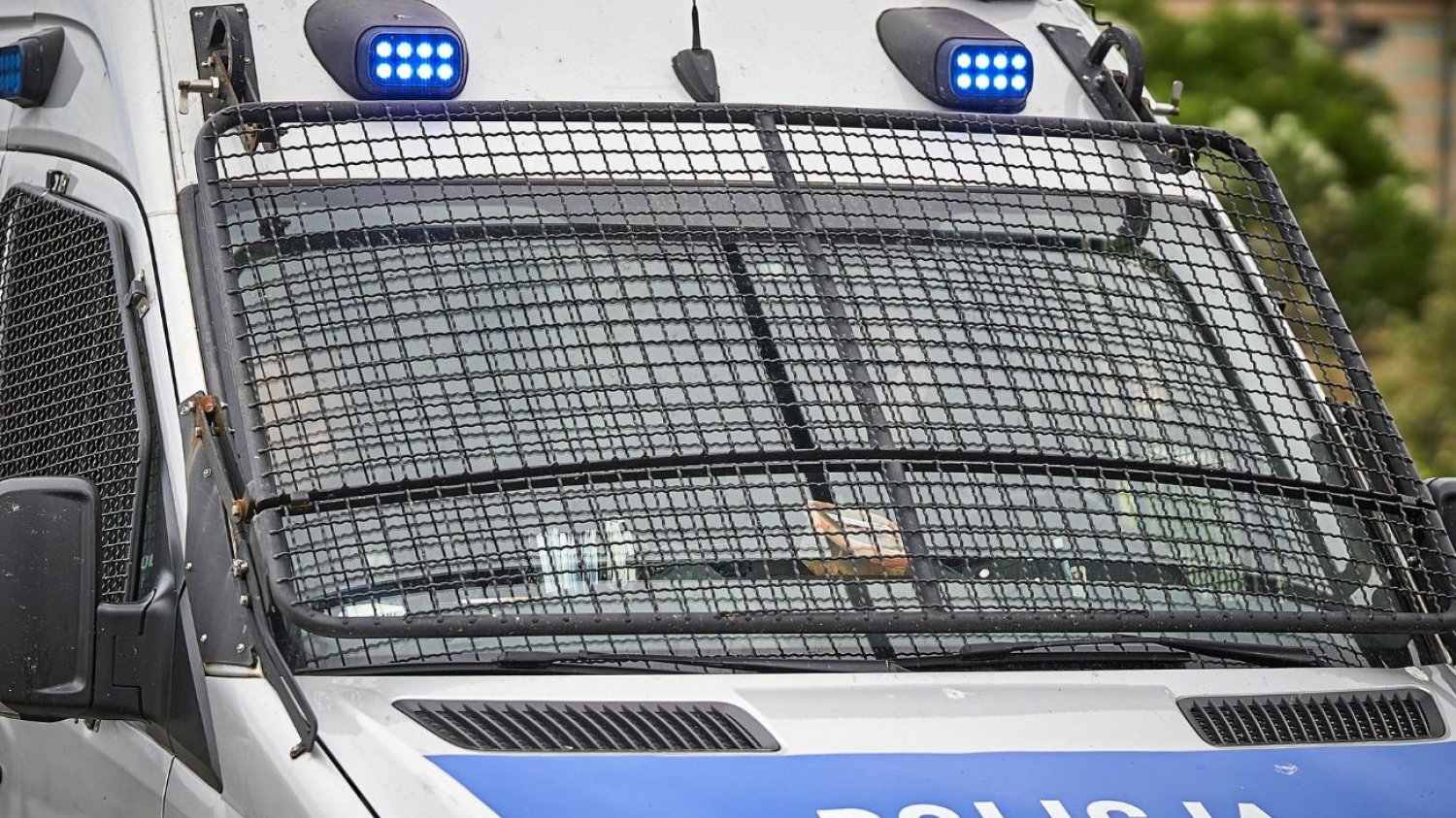 Podpalone ciało na drodze. Nieoficjalnie: w sprawie zatrzymano księdza. Podpalone ciało mężczyzny na drodze. Policja miała zatrzymać księdza.