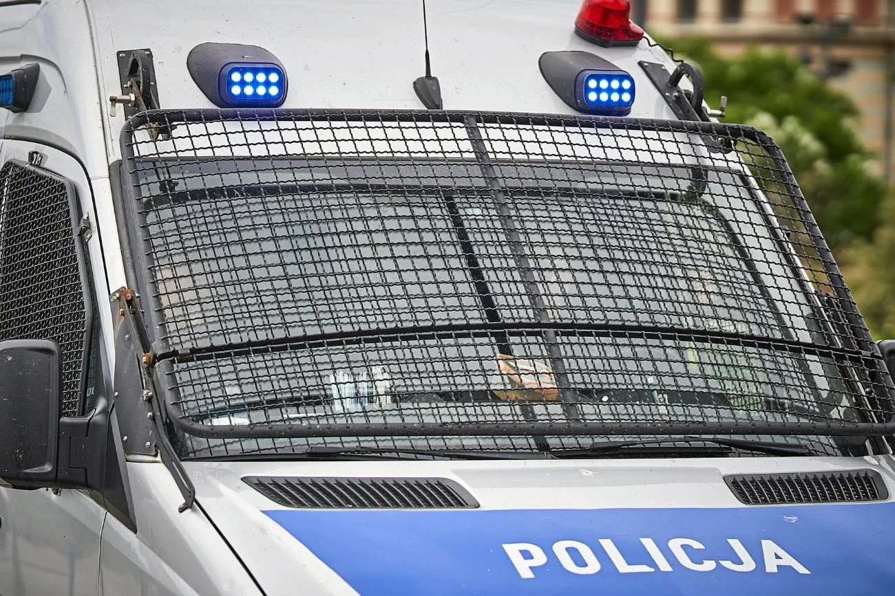 Podpalone ciało mężczyzny na drodze. Policja miała zatrzymać księdza.