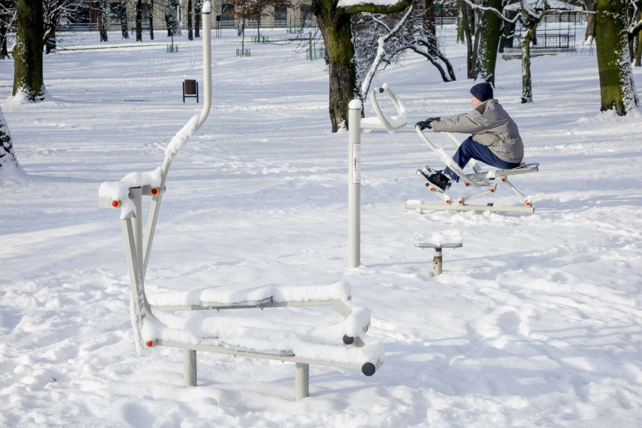 Nawet zimą można poćwiczyć na plenerowej siłowni. Śnieg i niższa temperatura to nie wymówka.